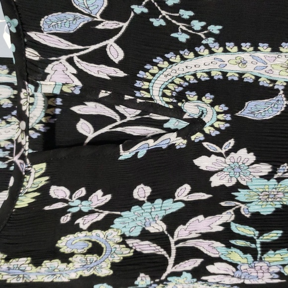 Floral & Ivy Brand Tunic Blouse With A Paisley Print & Bell Sleeves. Size: 1X - Picture 2 of 10